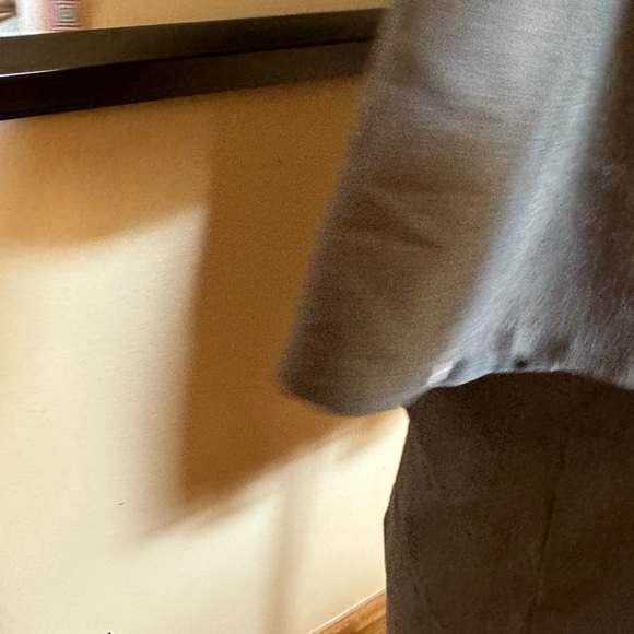 FIGS charcoal gray scrubs top. Size XL - Picture 4 of 6